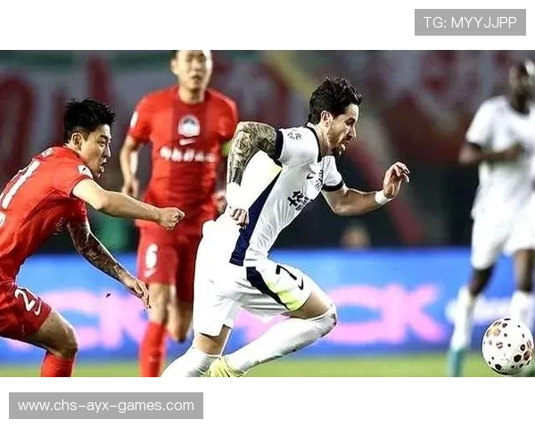 武汉三镇菲尔米诺中场断球即推进，一脚直塞打穿肋部